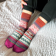 Load image into Gallery viewer, Plum | Eisley Retro Socks | Daisy Dunes