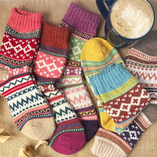 Load image into Gallery viewer, Plum | Eisley Retro Socks | Daisy Dunes
